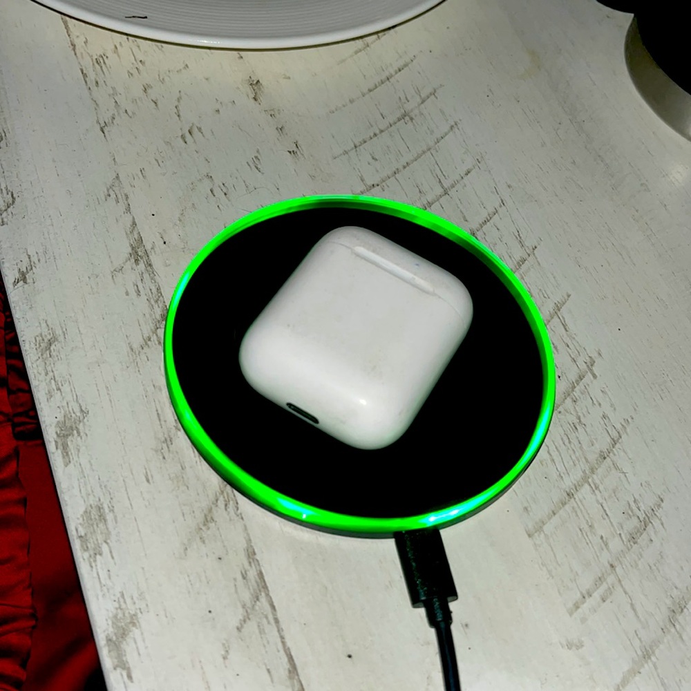 Selling airpod 2nd gen, send offers, good condition, cleaned